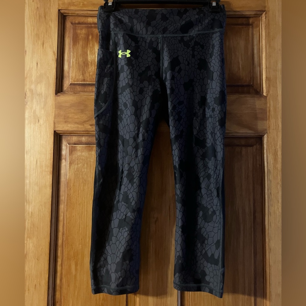 NEW Under Armour ISO-CHILL Black/Gray Patterned Cropped Leggings